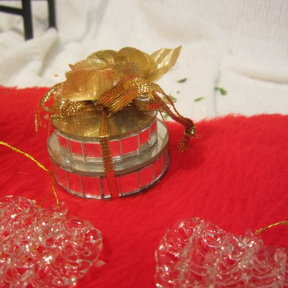 VTG SET OF 4 ORNAMENTS 3 SPUN GLASS HEARTS, 1 TIERED MIRRORED W/GOLD ROSE - Picture 4 of 5
